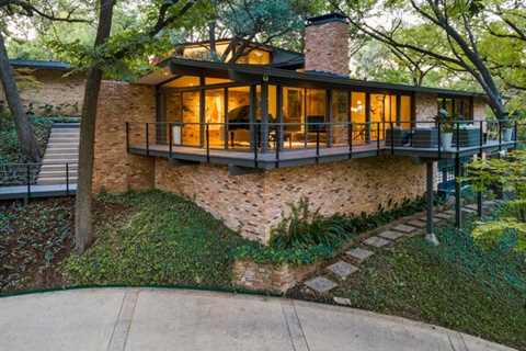 A Midcentury Home With Major Tree House Vibes Hits the Market in Texas