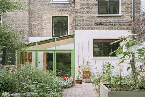 An Old London Victorian Gets a Greenhouse-Inspired Dining Room