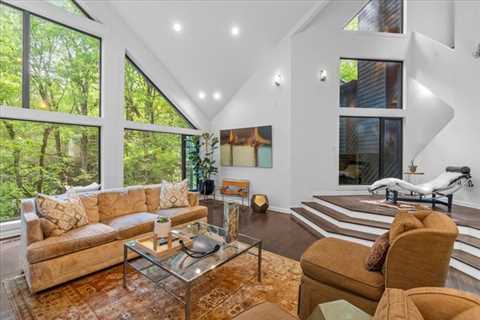 Surrounded by Giant Boulders, an Architect’s Tennessee Cabin Seeks $1.6M